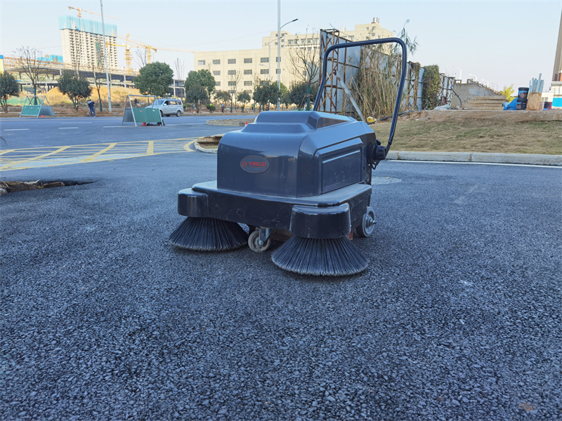 揚子駕駛式工業(yè)掃地機的工作原理